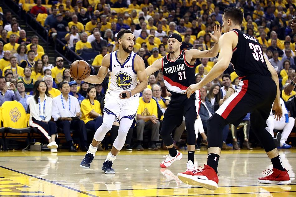 9 quả 3 điểm của Curry đã khủng nhưng cái cách HLV Steve Kerr hủy diệt đối thủ mới đáng sợ