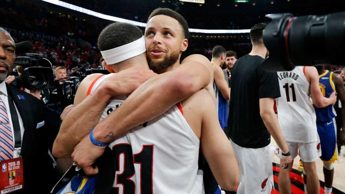Stephen Curry hé lộ đoạn tin nhắn gửi em trai sau khi phũ phàng quét sạch 4-0 khỏi NBA Playoffs 2019