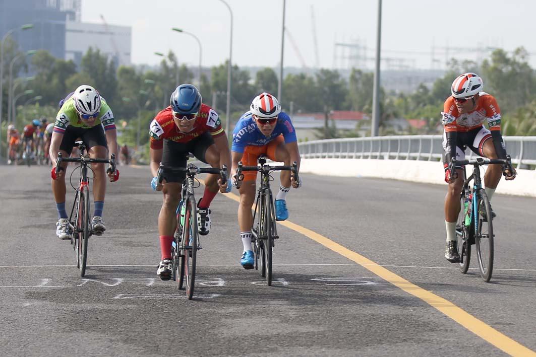 Giải xe đạp toàn quốc về nông thôn – Tranh Cúp Gạo Hạt Ngọc Trời 2019: Căng thẳng cuộc đua áo xanh