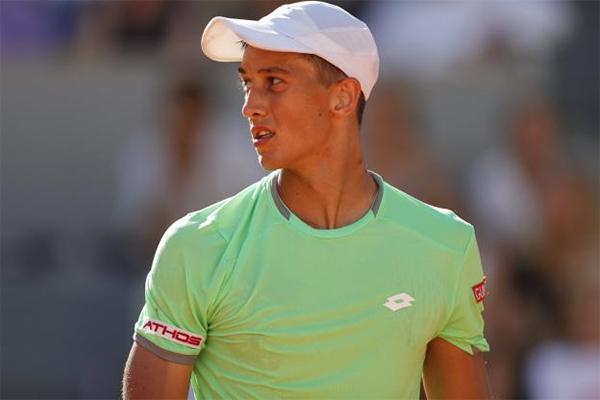 Antoine Hoang chia tay Roland Garros sau derby với Gaël Monfils
