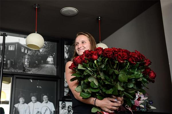 100 đóa hồng tặng Marketa Vondrousova