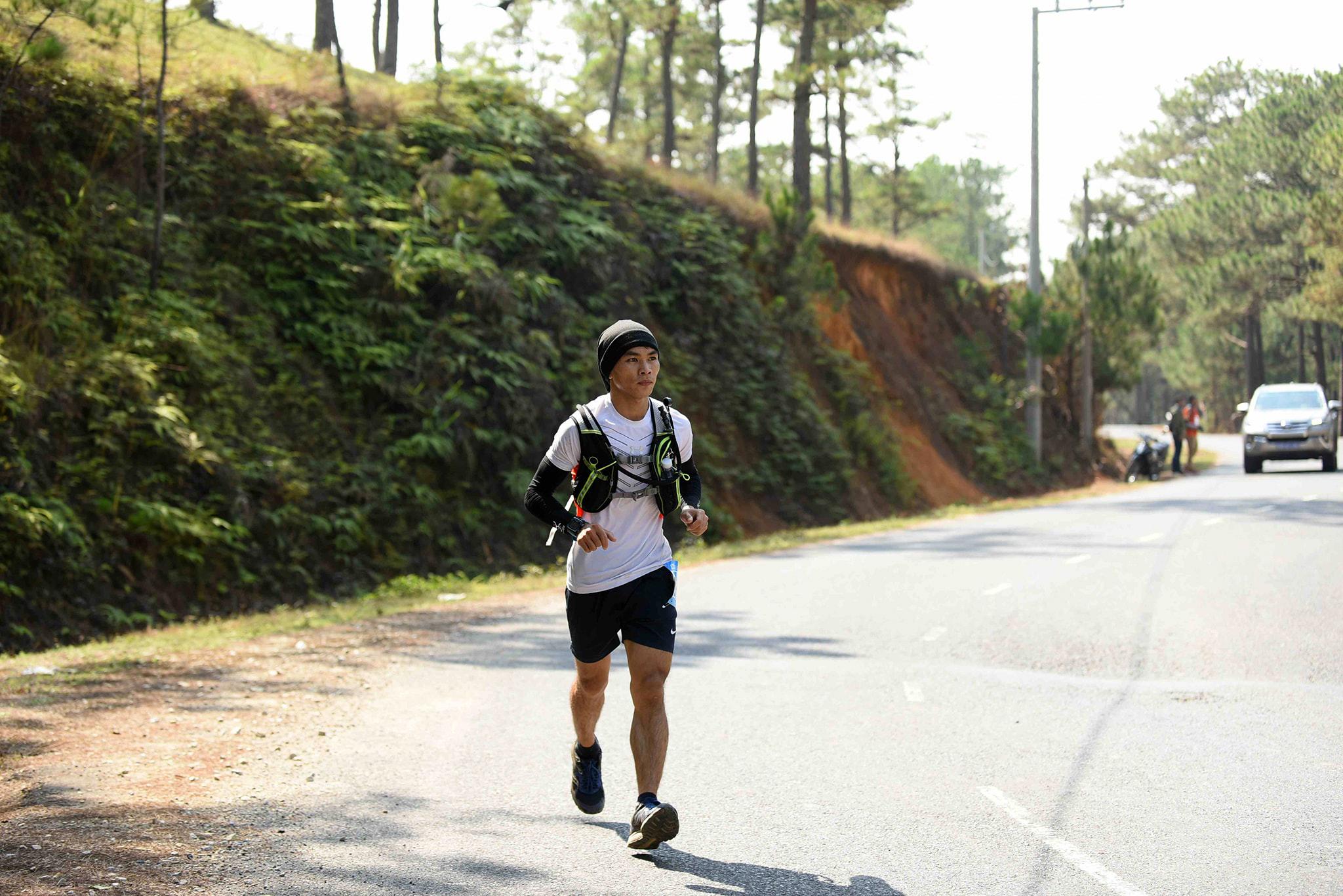Chàng trai Việt đánh bại dàn hảo thủ để vô địch cự ly ultra trail trên đất Mã