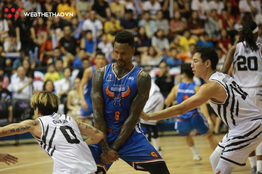 HLV Lee Tao Dana: "Chưa rõ khi nào Mike Bell trở lại Hà Nội"