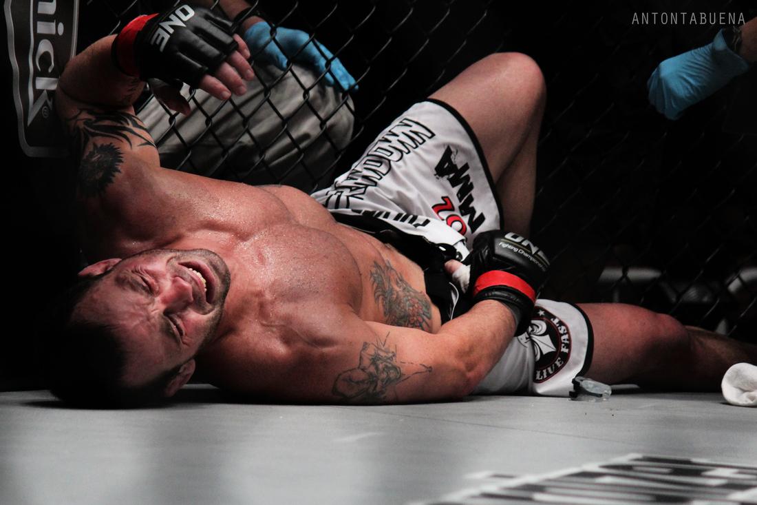 Những lỗi và tiểu xảo bị cấm trong MMA: Lỗi đánh hạ bộ (Phần 3)