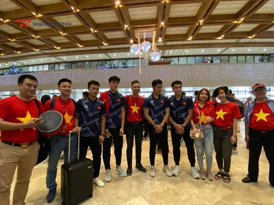 U22 Việt Nam và ĐT nữ Việt Nam hội ngộ tại sân bay, về chung một chuyến bay