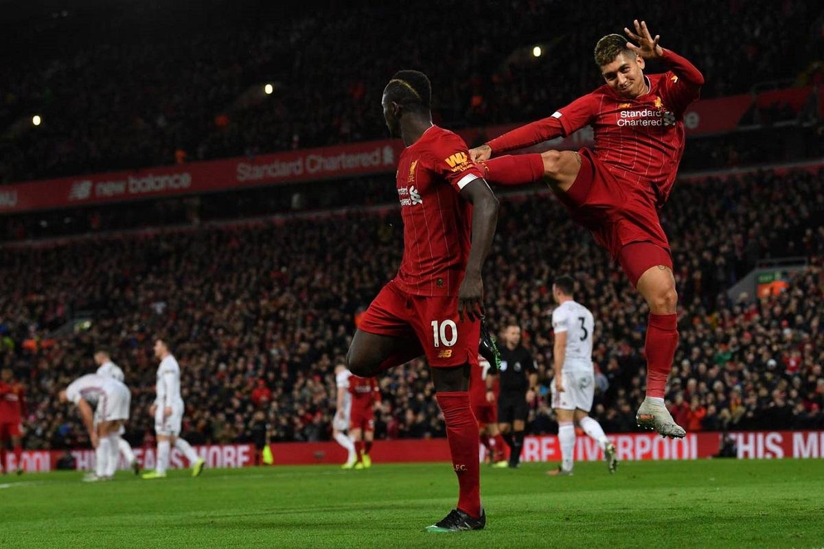 Liverpool đã hơn Man City và MU bao nhiêu điểm sau 1 năm bất bại?