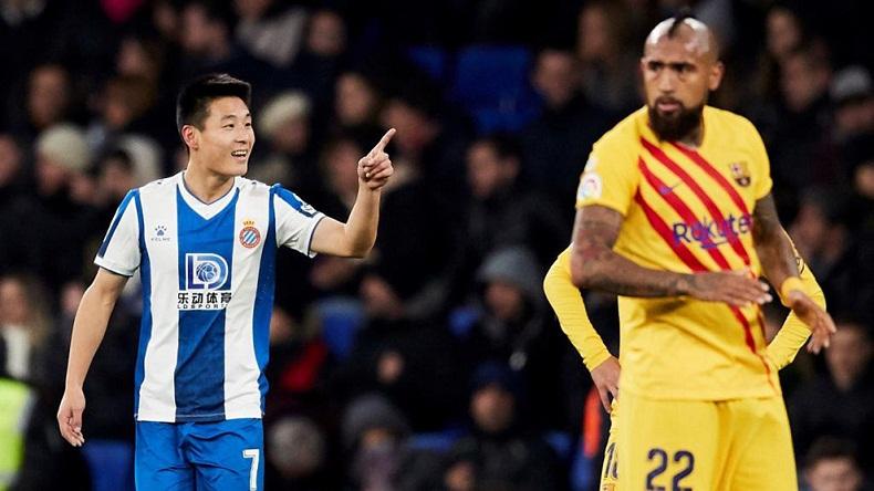 Cộng đồng mạng Trung Quốc phát cuồng với tiền đạo sút tung lưới Barca