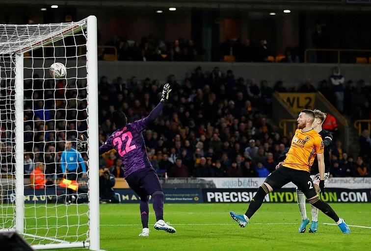 Công nghệ VAR cứu thua cho MU ở cuối trận hòa Wolves tại FA Cup