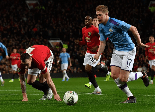 Hậu vệ MU hứng cơn thịnh nộ sau khi bị De Bruyne “hành hạ”