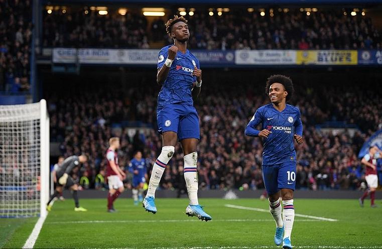 Chelsea hưởng lợi khi Abraham sánh ngang thành tích của Lampard