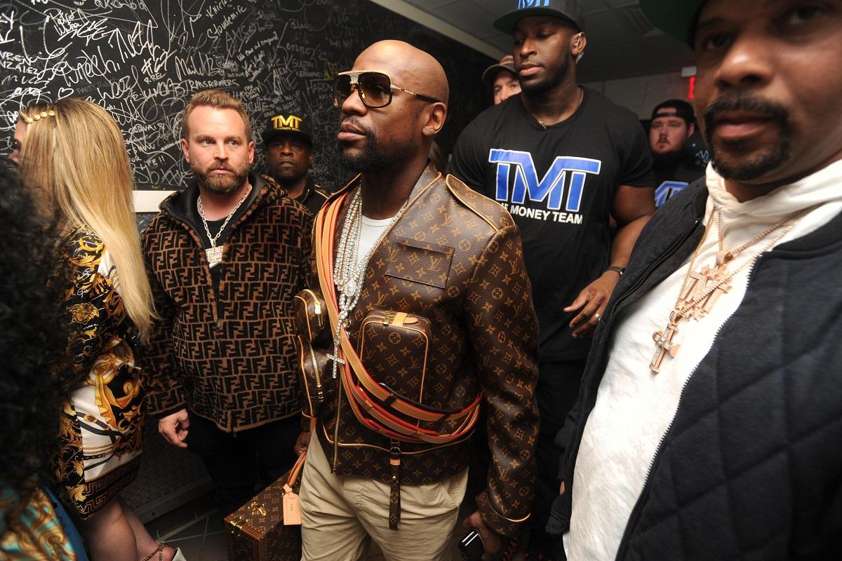 Floyd Mayweather gặp "Chí Phèo" ăn vạ tại Miami