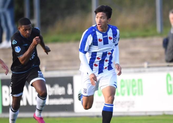 Văn Hậu tiếp tục dự bị, đồng đội cạnh tranh ghi bàn giúp Heerenveen có điểm