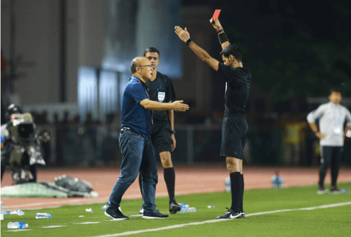 Tại sao thầy Park phải tự nộp tiền phạt với lỗi thẻ đỏ tại SEA Games 30?