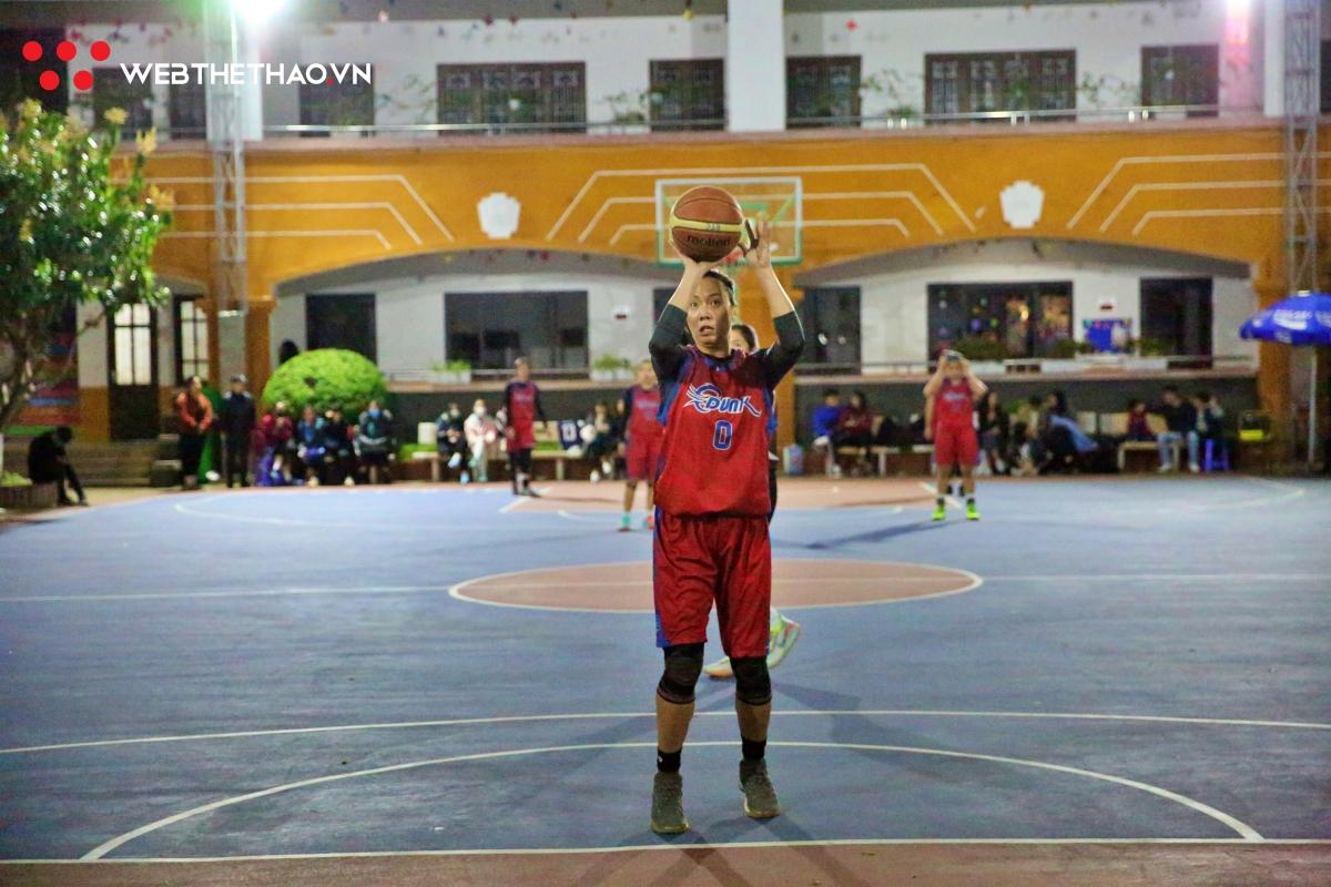 Lê Vân và sự trở lại bất ngờ cùng Chicken Dunk tại Hanoi Sisters Cup