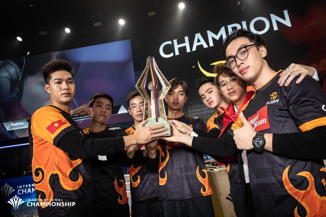 Team Flash Liên Quân Mobile được Forbes Việt Nam vinh danh