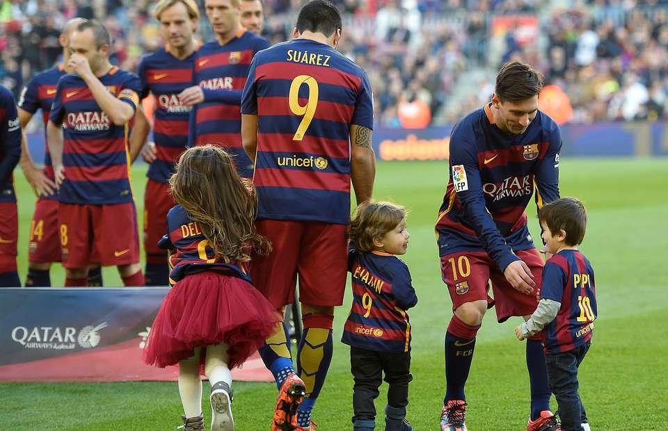 Con trai Messi và Suarez cùng ghi bàn cho đội U8 Barca