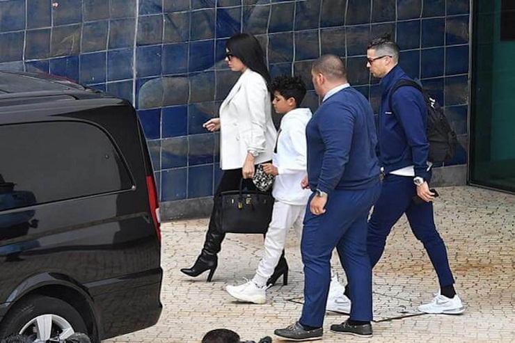 Ronaldo đưa gia đình về quê nhà "trú ẩn" phòng tránh virus corona
