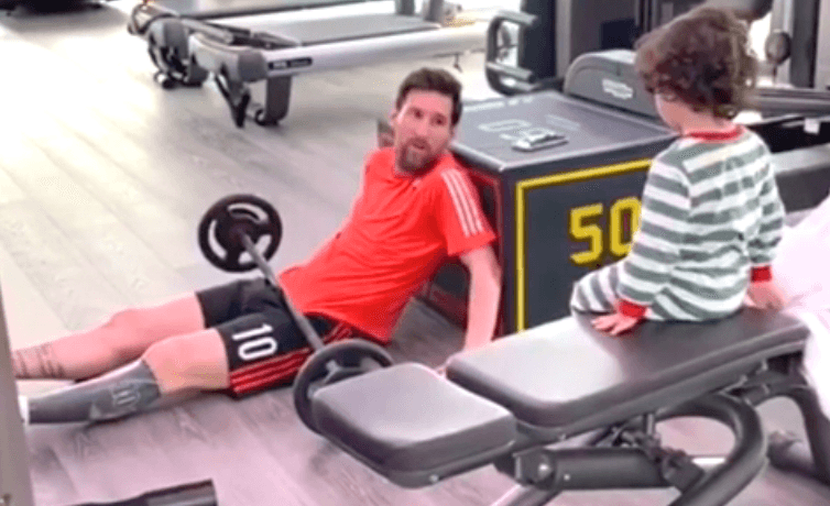 Messi tập luyện ở nhà với người bạn đồng hành đặc biệt