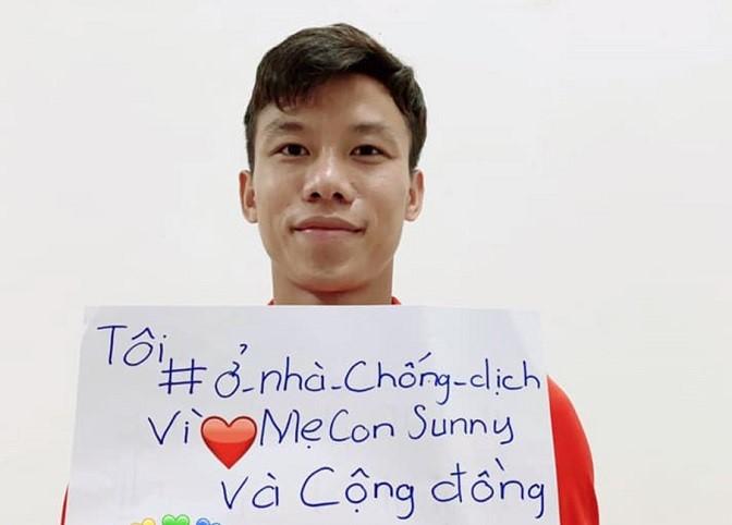 Trung vệ Quế Ngọc Hải kêu gọi mọi người ở nhà chống dịch COVID-19