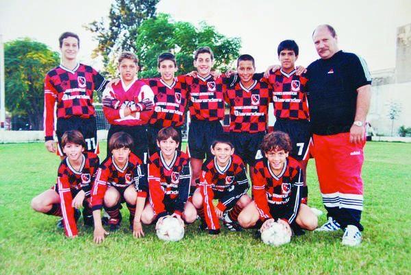 Tròn 26 năm Messi ký hợp đồng chơi bóng đầu tiên ở quê nhà