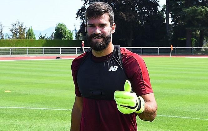 Thủ môn Liverpool Alisson ăn mừng như Ronaldo khi trổ tài ném bóng