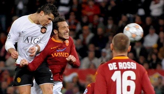 Tròn 12 năm Ronaldo đánh đầu ghi bàn ngoạn mục bậc nhất
