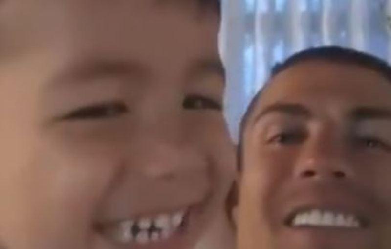 Ronaldo dạy con trai phát âm cách ăn mừng nổi tiếng của mình