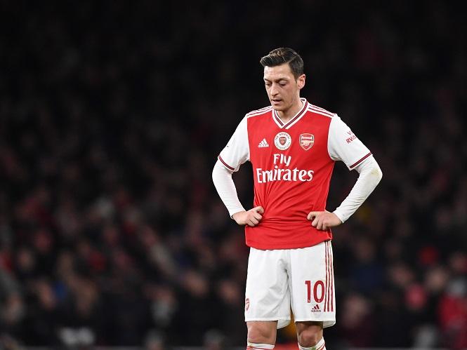 Mesut Ozil là một trong 3 cầu thủ Arsenal chống lại việc giảm lương