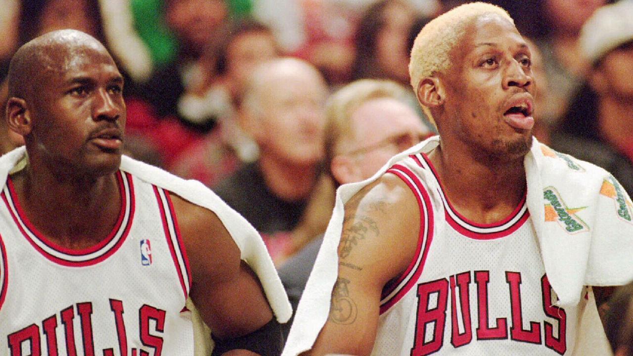 Trốn tập đi chơi, Dennis Rodman bị Michael Jordan tóm sống giữa lúc ... mây mưa