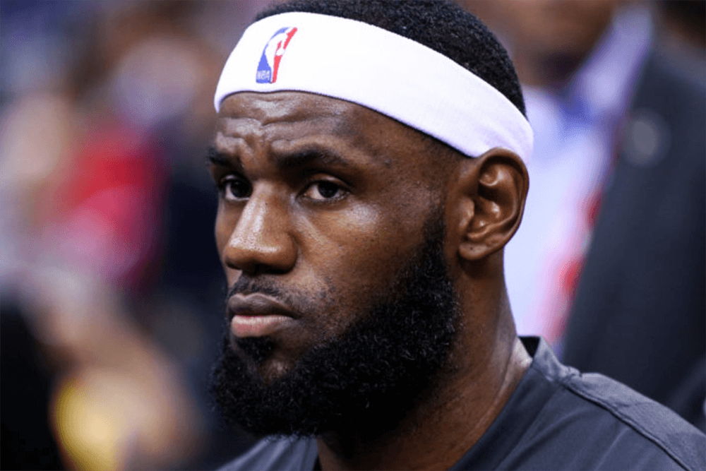 LeBron James chia sẻ khoảnh khắc suýt khóc khi dõi theo Michael Jordan