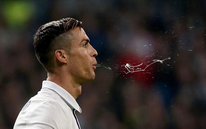 Ronaldo, Messi có thể bị phạt nặng nếu giữ thói quen “phun mưa”