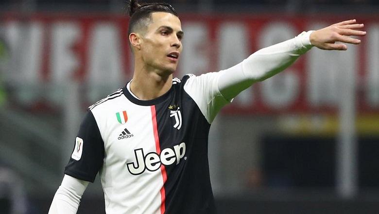 Ronaldo bị cáo buộc rò rỉ tin đồng đội nhiễm bệnh để "trốn" về Italia