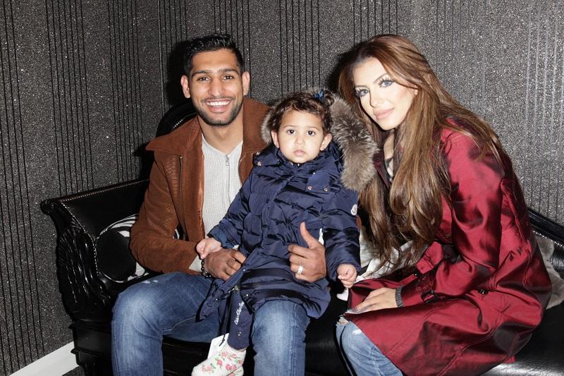 Amir Khan chơi khăm con gái quá độ, tài tử Bradley Cooper có con rơi hồi nào chẳng hay