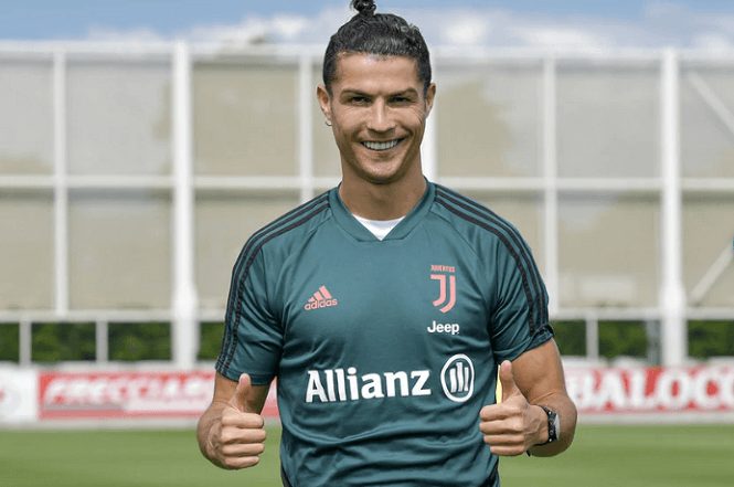 Ronaldo được bạn gái thiết kế kiểu tóc mới lạ mắt