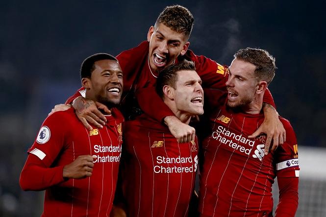 Liverpool nâng cúp vô địch với nhà tài trợ cũ dù hết thời hạn