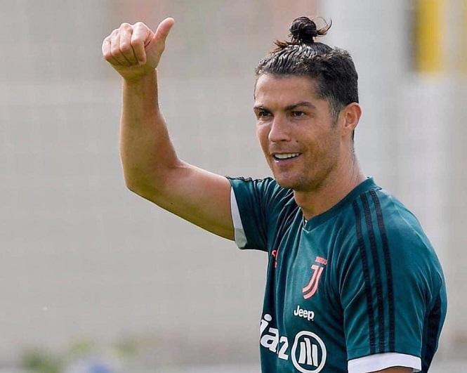 Ronaldo khoe vóc dáng và thể lực sung mãn trên sân tập