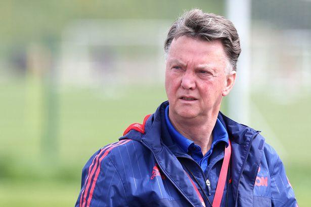 Van Gaal cáo buộc MU giàu có nhưng thất hứa chuyển nhượng