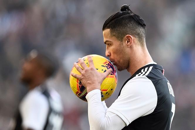 Ronaldo lần đầu sút hỏng phạt đền cho Juventus sau 17 tháng