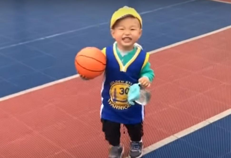 Bé 2 tuổi ném bóng rổ như Steph Curry làm Tik Tok điên đảo