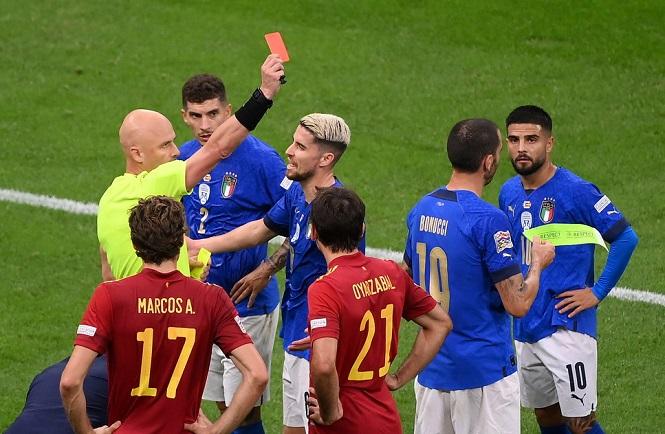 Italia chấm dứt chuỗi bất bại dài nhất thế giới khi chơi 10 người