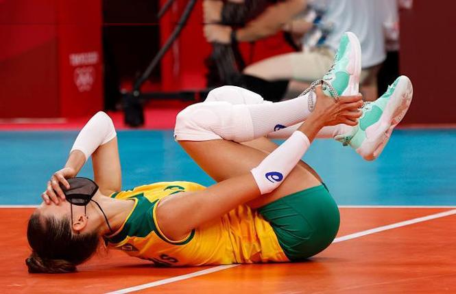 Nhạc trưởng Macris Carneiro chấn thương, tuyển bóng chuyền Brazil đối diện khó khăn