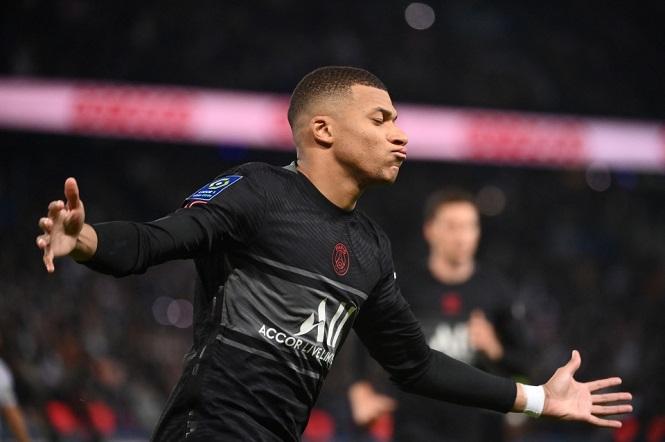 Messi xem Mbappe ghi bàn gây tranh cãi khác cho PSG