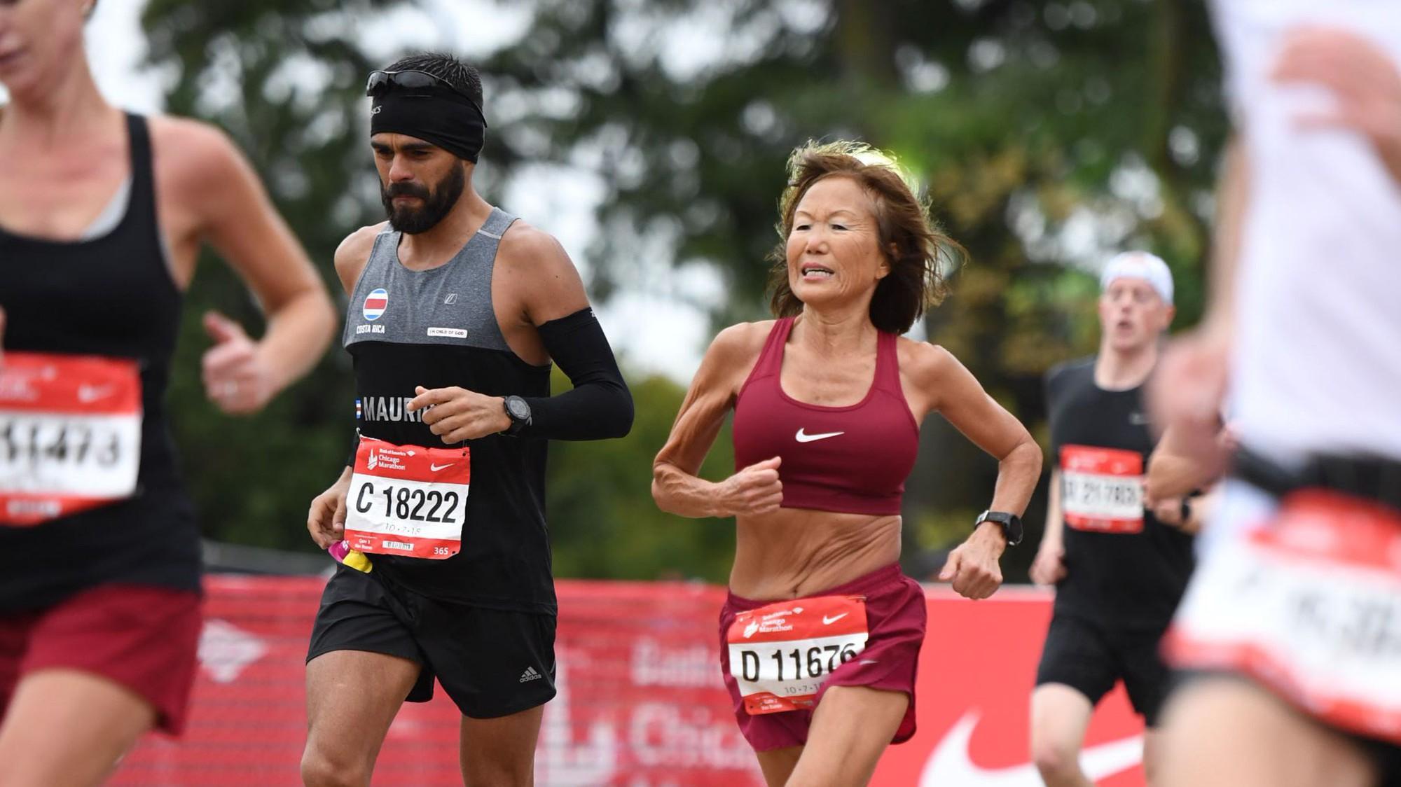 Kỳ tích của runner 70 tuổi chinh phục đường chạy Chicago Marathon