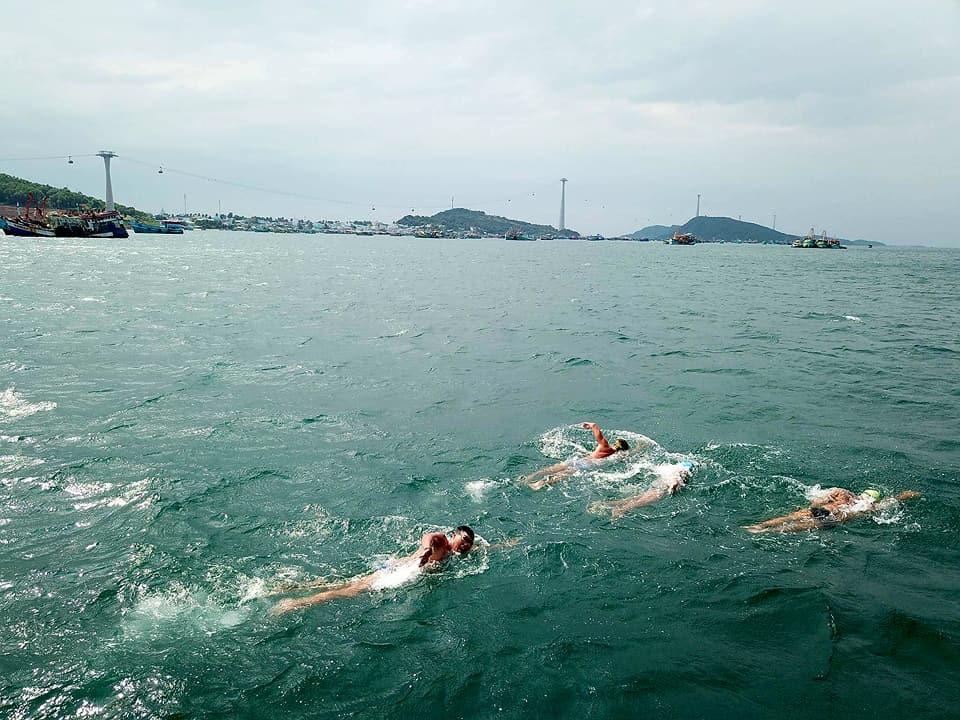 Kình ngư Para Games người Việt bơi 20km vượt biển gây quĩ trẻ em nghèo