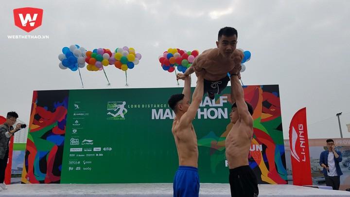 Phạm Phước Hưng khoe 6 múi giữa hàng ngàn runner ở Yên Sở