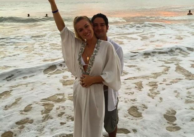 Fiorella Mattheis chúc mừng Pato sang Chelsea