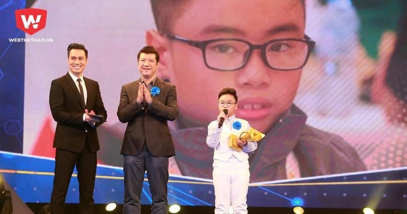 Khoảnh khắc đáng yêu của Gia Phúc "gây sốt" tại Gala Cúp chiến thắng 2017