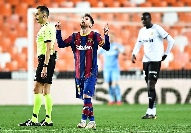 Messi rút ngắn khoảng cách trong cuộc đua Chiếc giày vàng