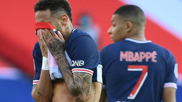 Xem Neymar bị đuổi khỏi sân sau khi trả đũa cầu thủ Lille