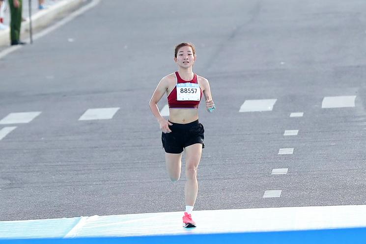 Nguyễn Thị Oanh và dàn sao tuyển dự SEA Games 31 vô địch tại giải marathon Quy Nhơn